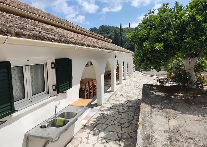 Nikos Gialos Kır Evi